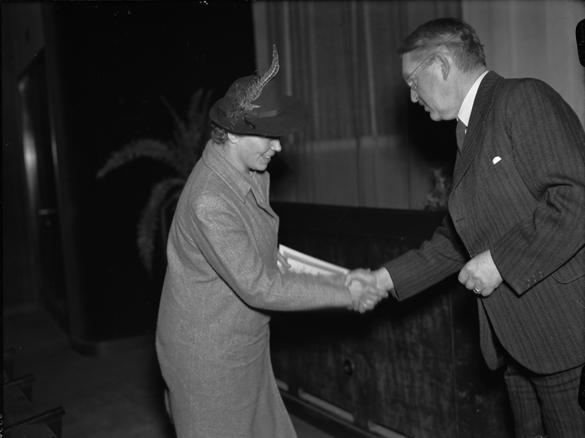 Paul Sandberg, The Landshövding Hilding Kjellman distributes a diploma, Uppsala 1944