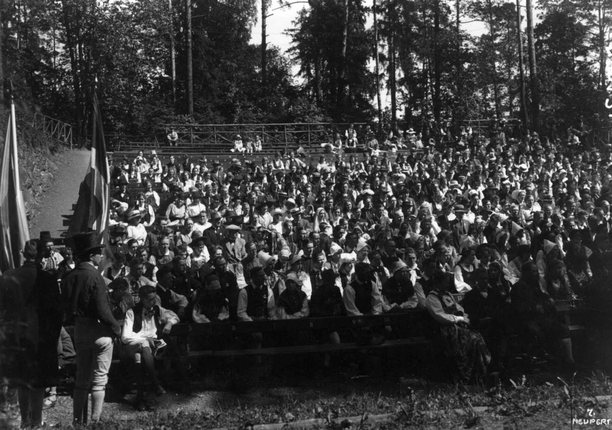 Hermann Christian Neupert, Folkedans på Norsk folkemuseum, 1925.