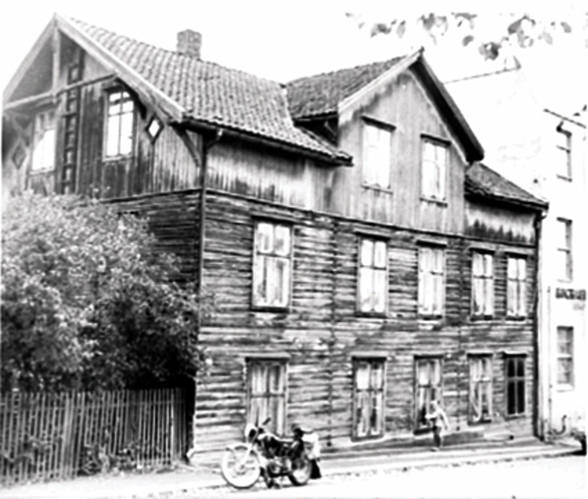 Anno Domkirkeodden, Grønnegata 92. Nordrumgården, senere Korslundgården, Motorsykkel.