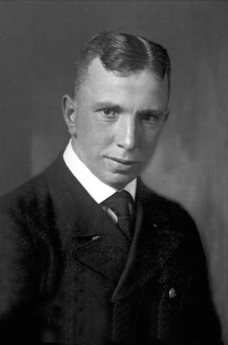 Gustav Borgen, Avfotografering. Portrett, mann med mørk dress. Carl F Johansen.