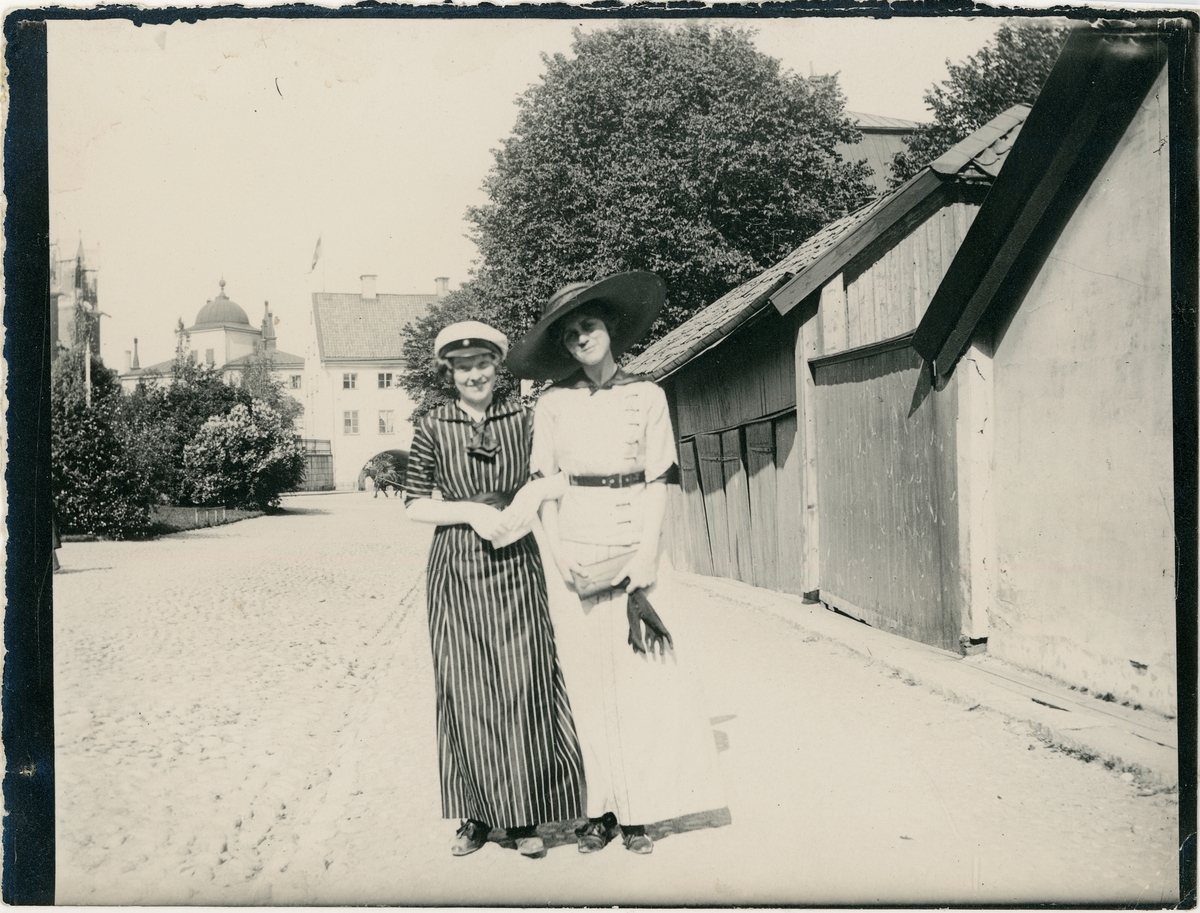 Bengt Mannerfeldt, Two Women at Riddar Square, Uppsala
