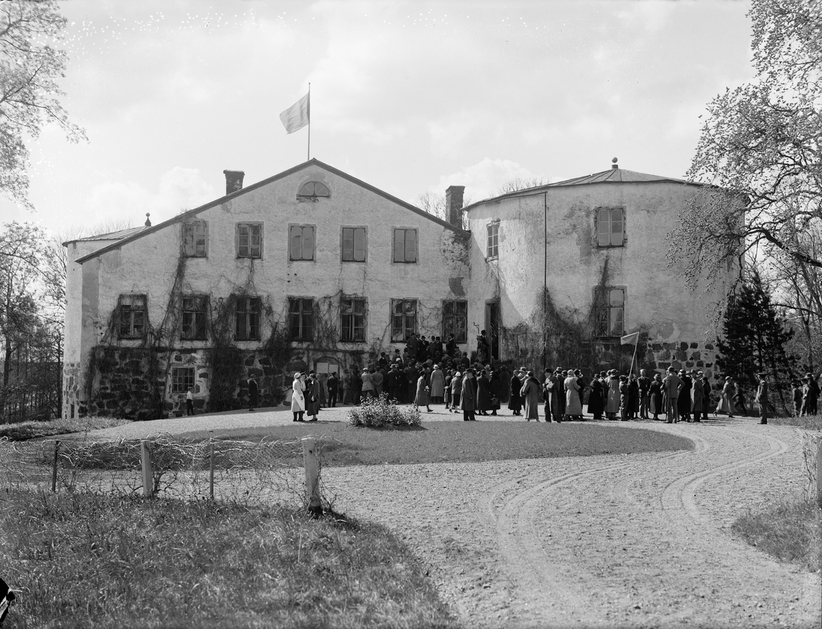 Paul Sandberg, Upplands fornminnesförening på utflykt till Penningby slott, Länna socken, Uppland 1935