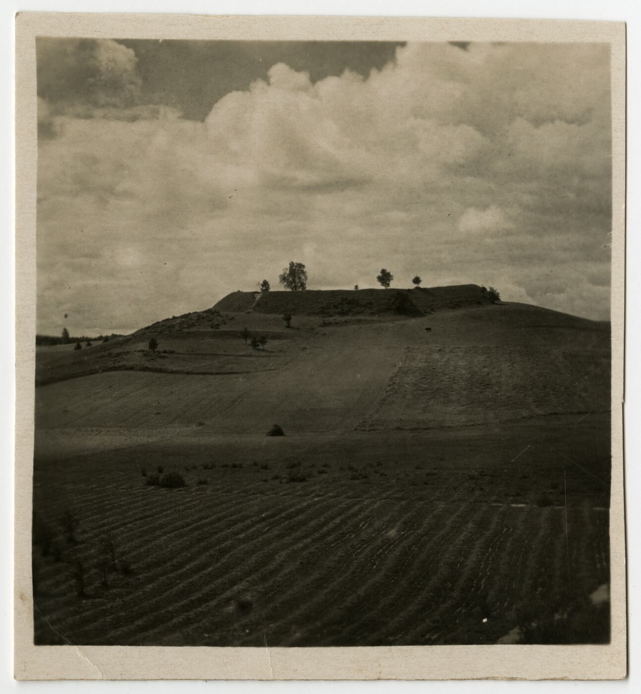 Nežinomas fotografas, Stereoskopinės fotografijos fragmentas. Dzūkija. Rudaminos piliakalnis