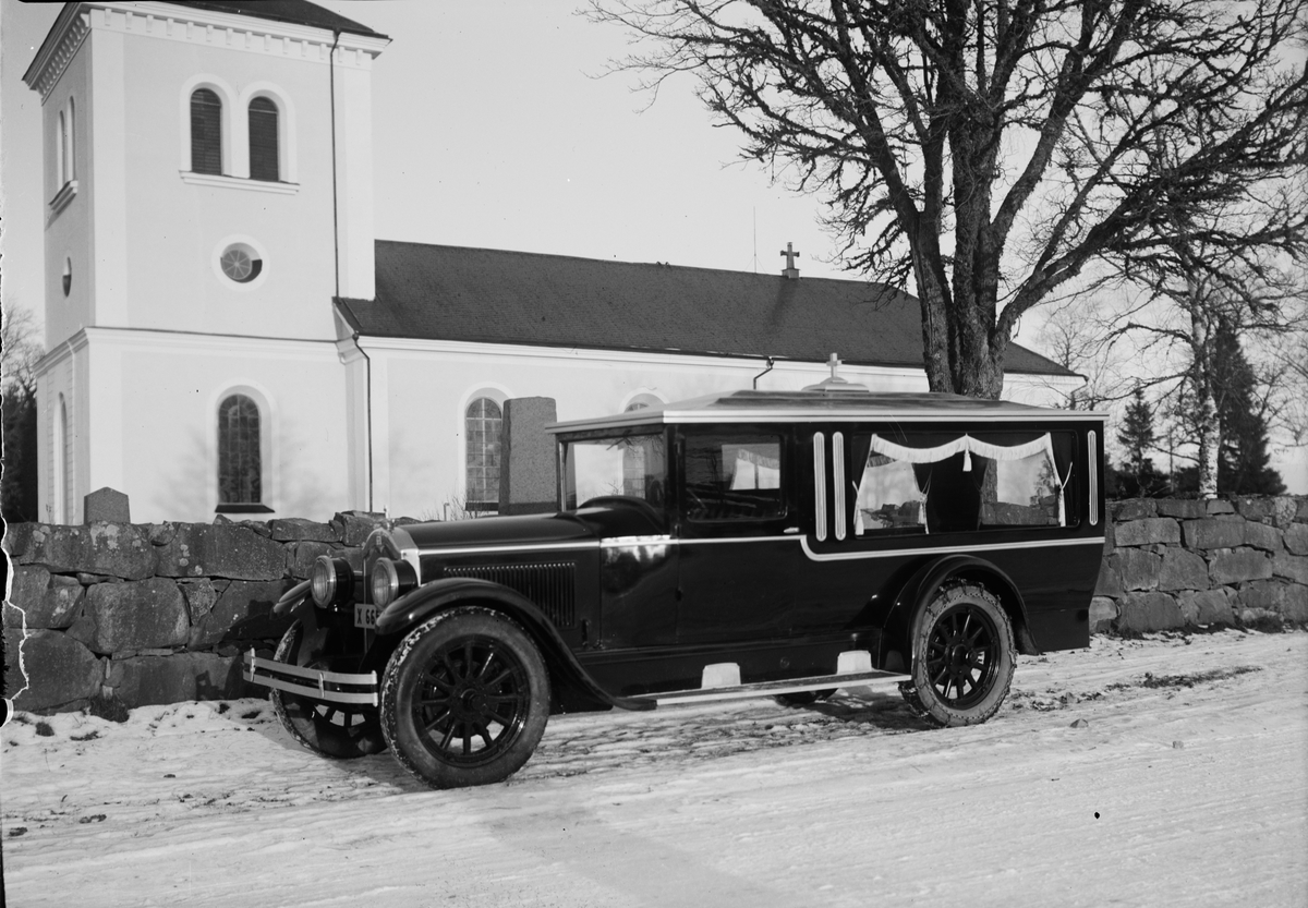 Skötsner-Edhlund, Nilssons begravningsbil vid Börstils kyrka, Börstil, Uppland
