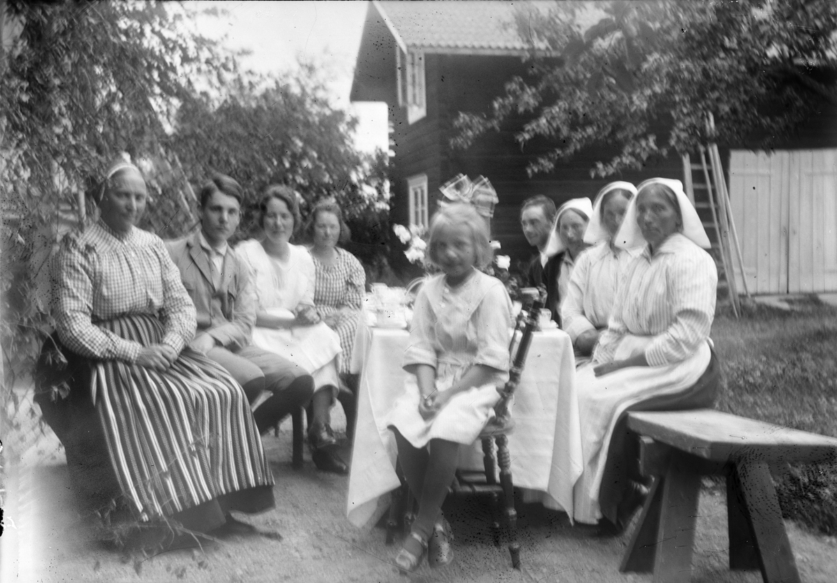 Okänd,, Kaffebjudning i trädgård, sannolikt Dalarna