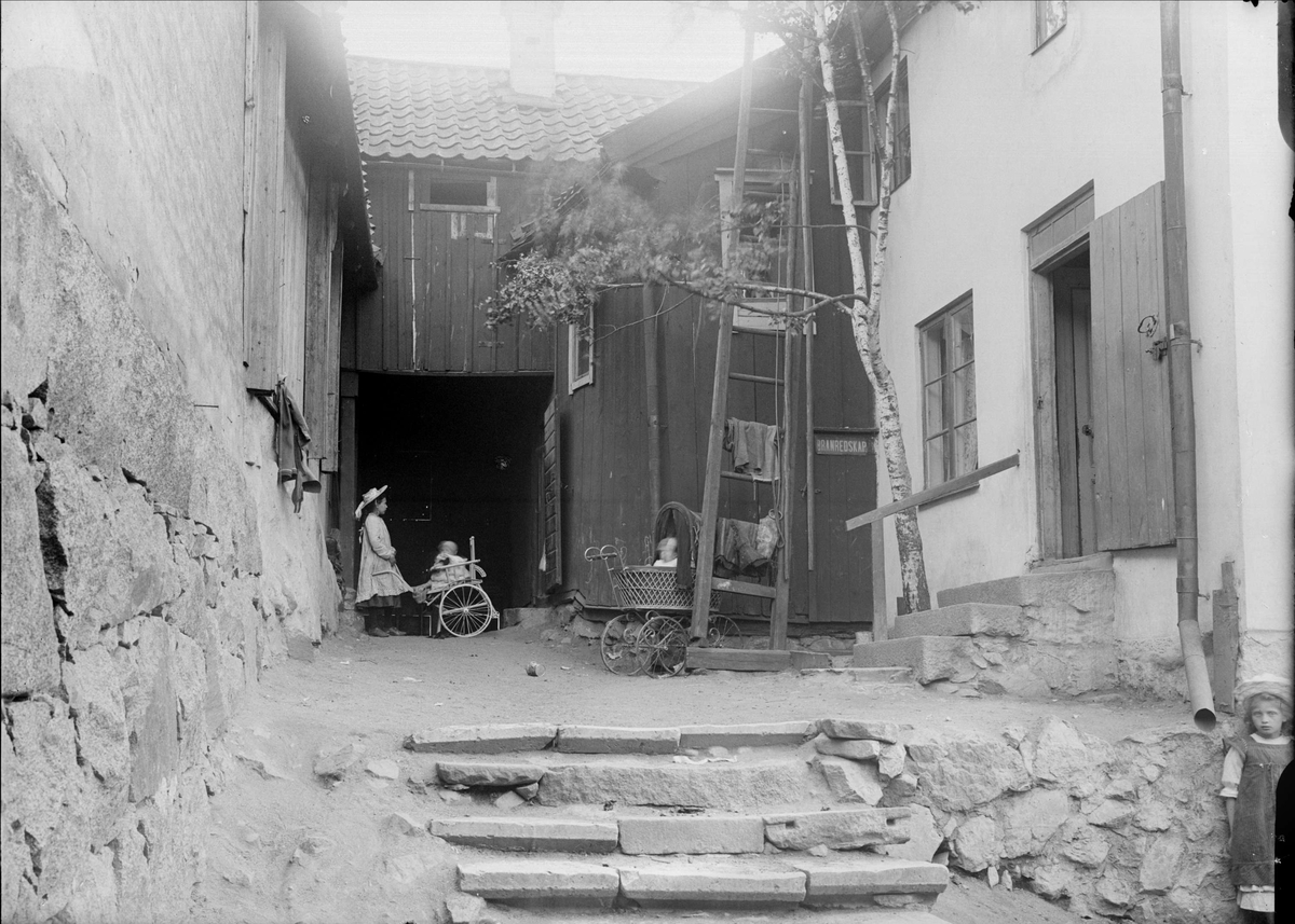 Alfred Dahlgren, Gårdsinteriör, Övre Slottsgatan 19, kvarteret S:t Niklas, Fjärdingen, Uppsala 1908