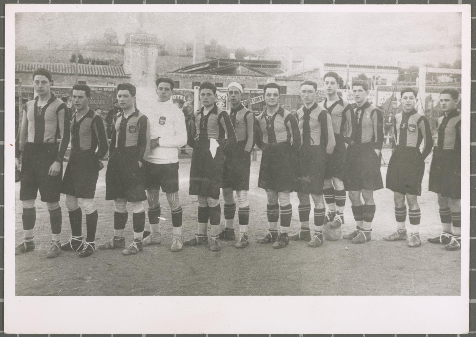 Desconegut, [Retrat de l'equip de futbol de la Unió Deportiva Girona]