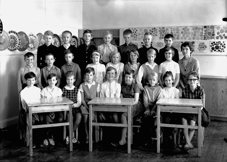 Sven Lindskog, Almby Östra skola, klassrumsinteriör, 24 skolbarn med lärarinna fru Anna Olsson. Klass 4A, sal 4.