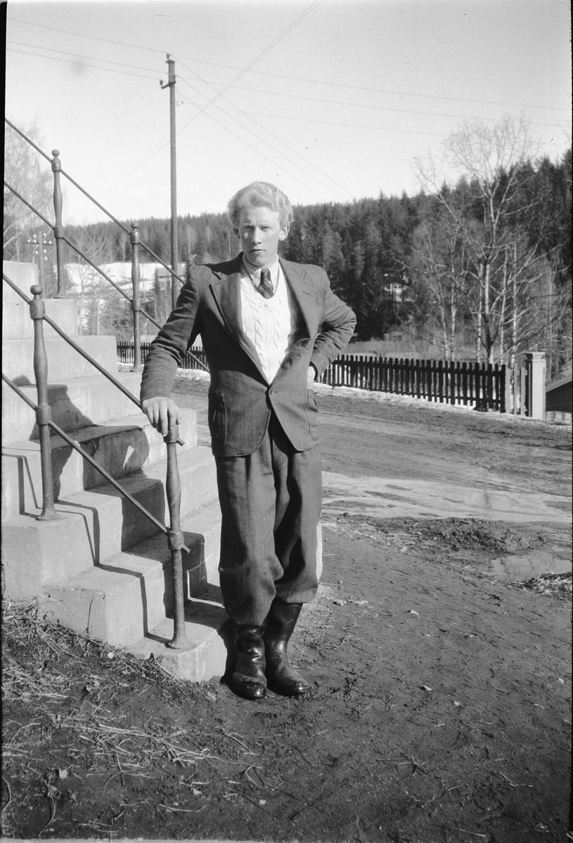 Håkon Prestkværn, Ukjent mann ved en trapp.