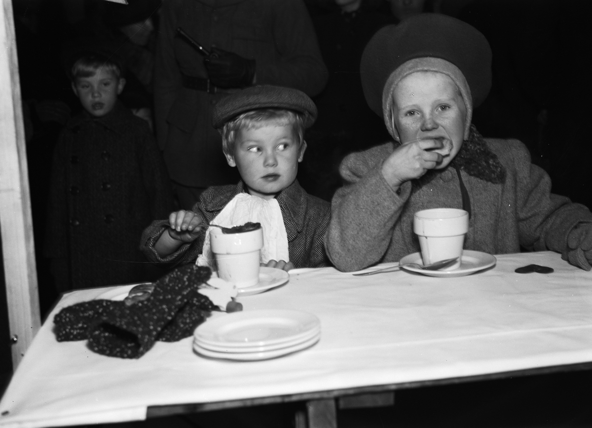Paul Sandberg, Barn dricker choklad och äter lussebulle på Lottornas julmarknad, Fyristorg