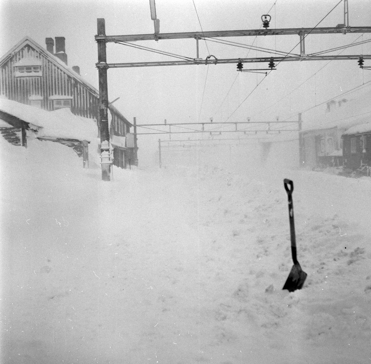 Adolf Skjegstad, FINSE JERNBANESTASJON, VINTER, SNØBRØYTING.