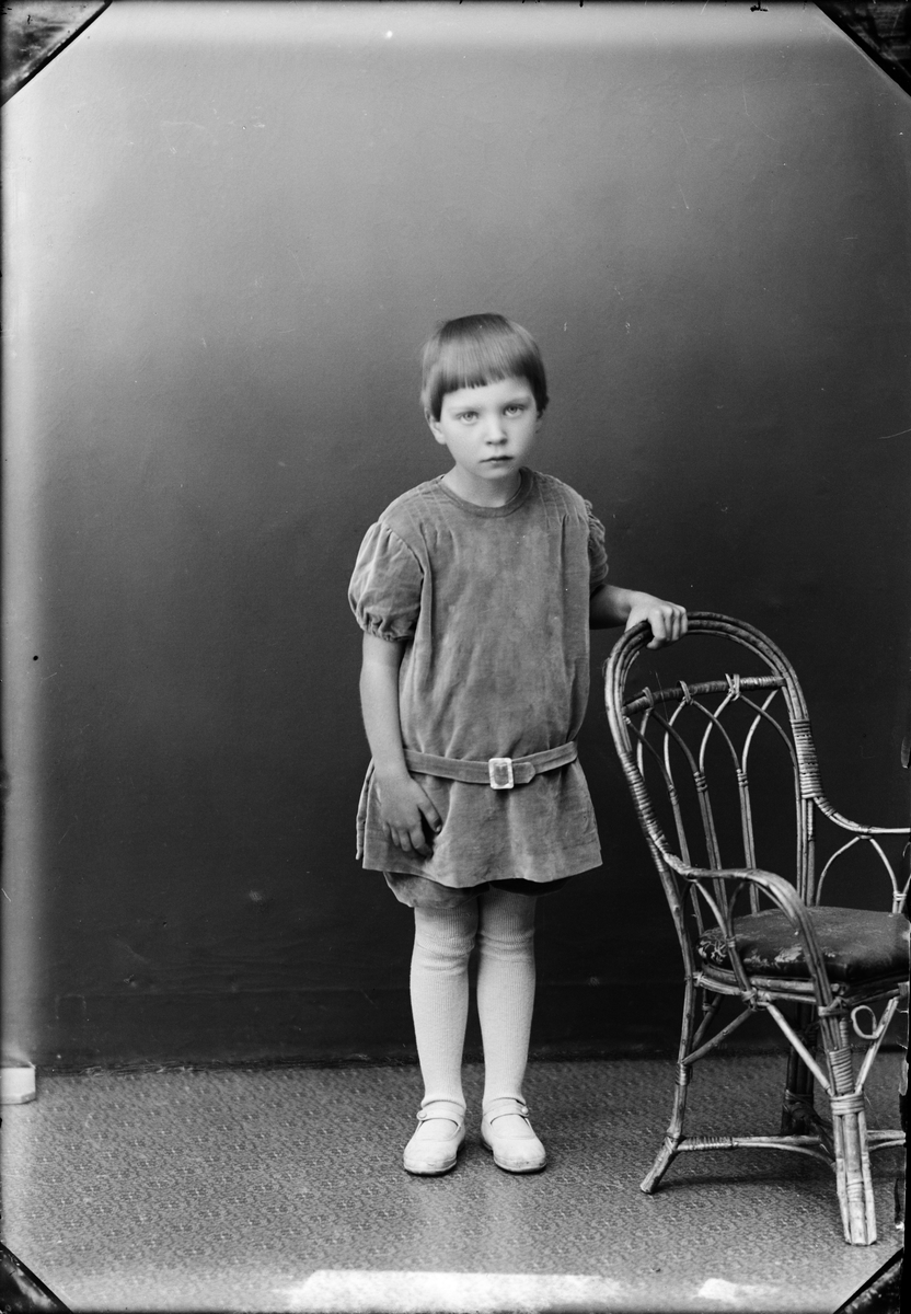 Skötsner-Edhlund, Ateljéporträtt - Else Hansson från Barkö, Börstils socken, Uppland