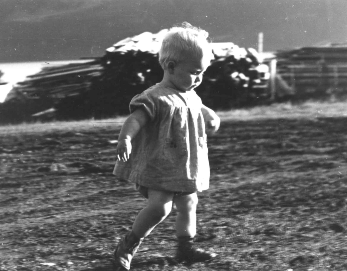 Anna Grostøl, Et barn i kort kjole. Olderdalen, Kåfjord, Troms 1947.