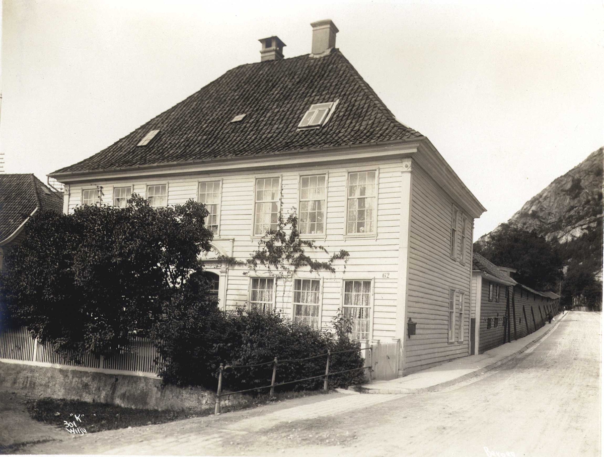 Anders Beer Wilse, Trehusbebyggelse, Nielsens gård, Sandviken, Bergen, Hordaland. Fotografert 1912.