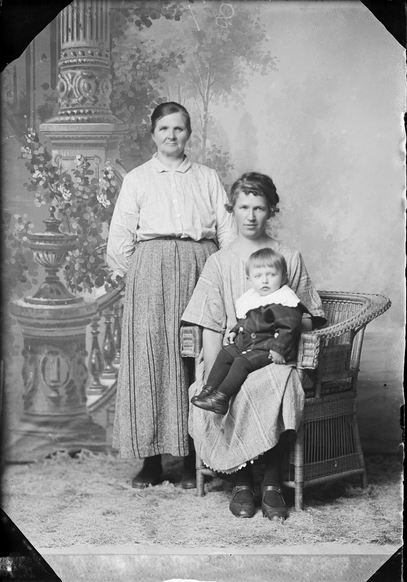 Skötsner-Edhlund, Ateljéporträtt - två kvinnor och ett barn från Lysta, Hökhuvud socken, Uppland 1923