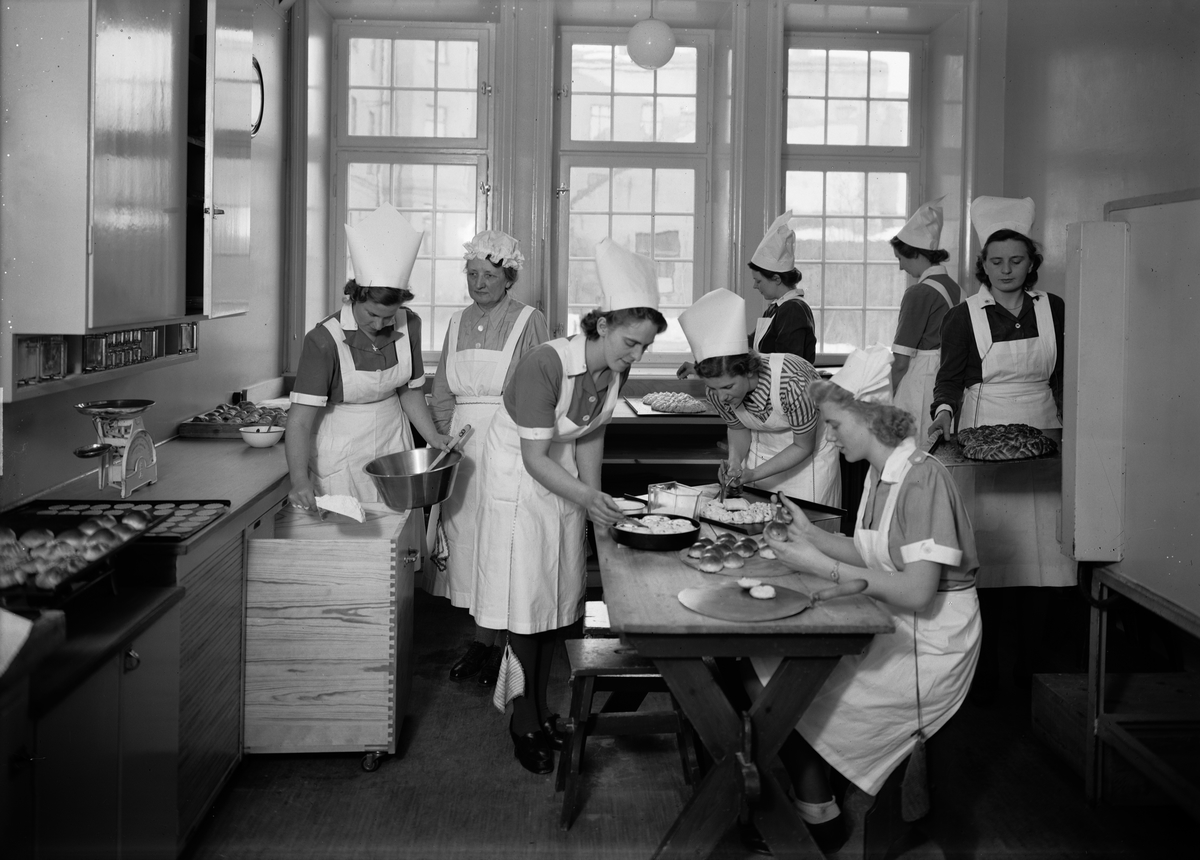 Paul Sandberg, Bakning på Fackskolan för huslig ekonomi, Trädgårdsgatan 14, Uppsala 1945