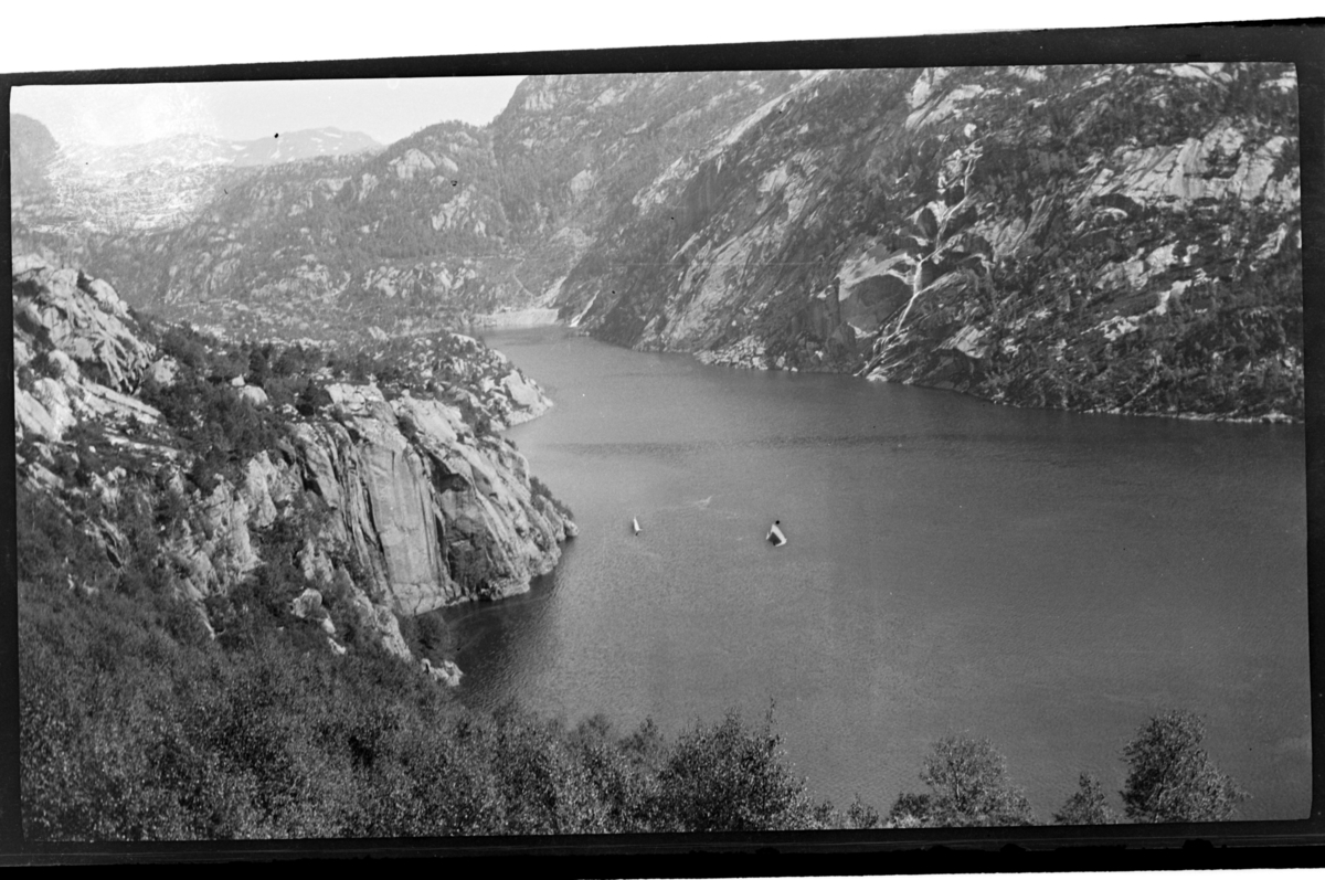 Rolf Sr. Sundt, Fjell ligger på hver side av en ukjent fjord. Fotografert 1917.