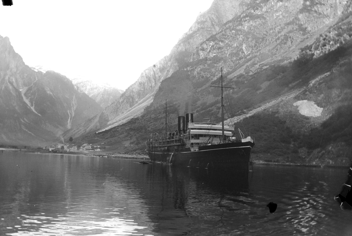 Ole Hansen Løken, DAMPSKIP, VESTLANDSFJORD?