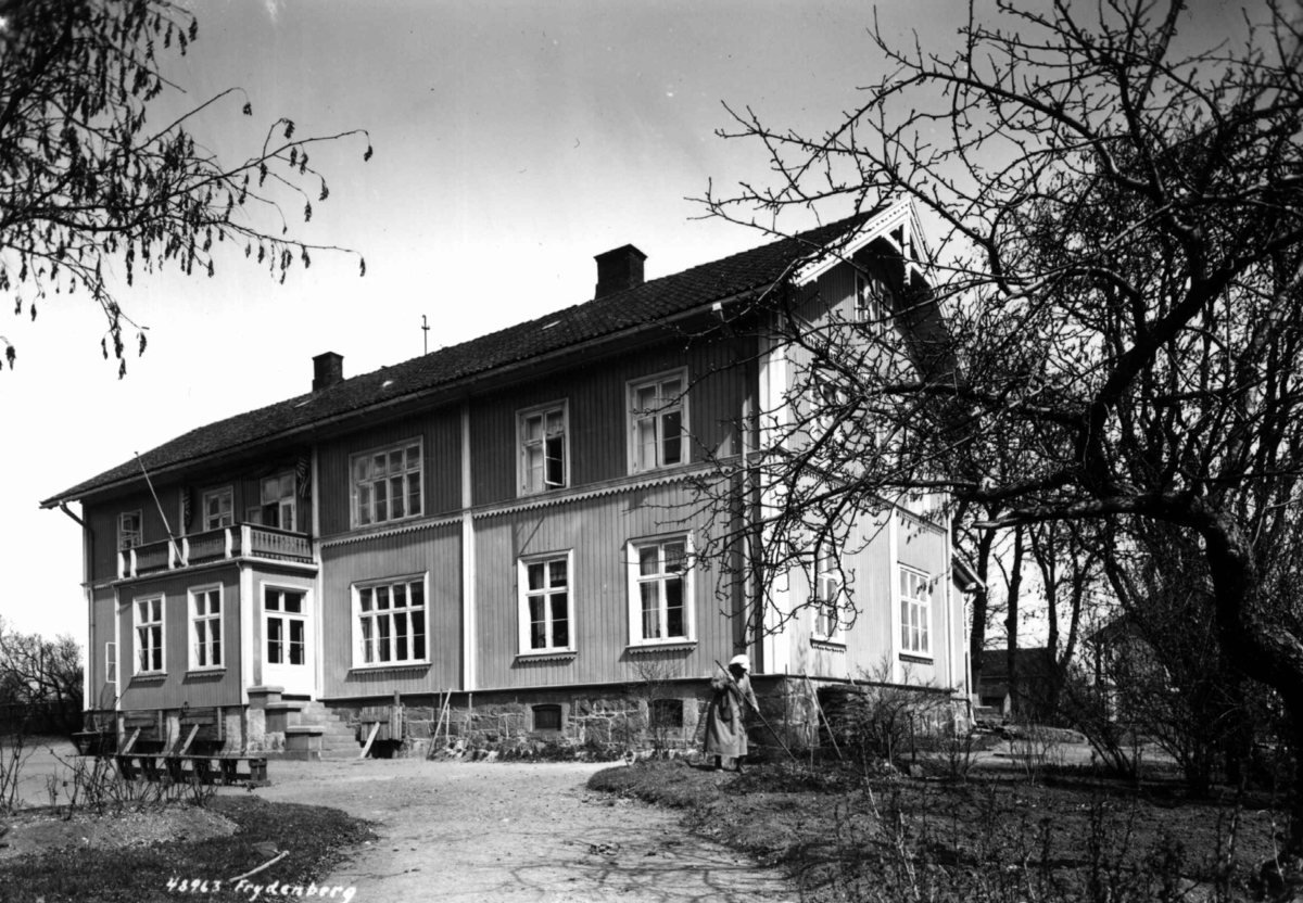 Anders Beer Wilse, Frydenberg gård, Oslo, Østre Aker. Våningshuset, kvinne raker.