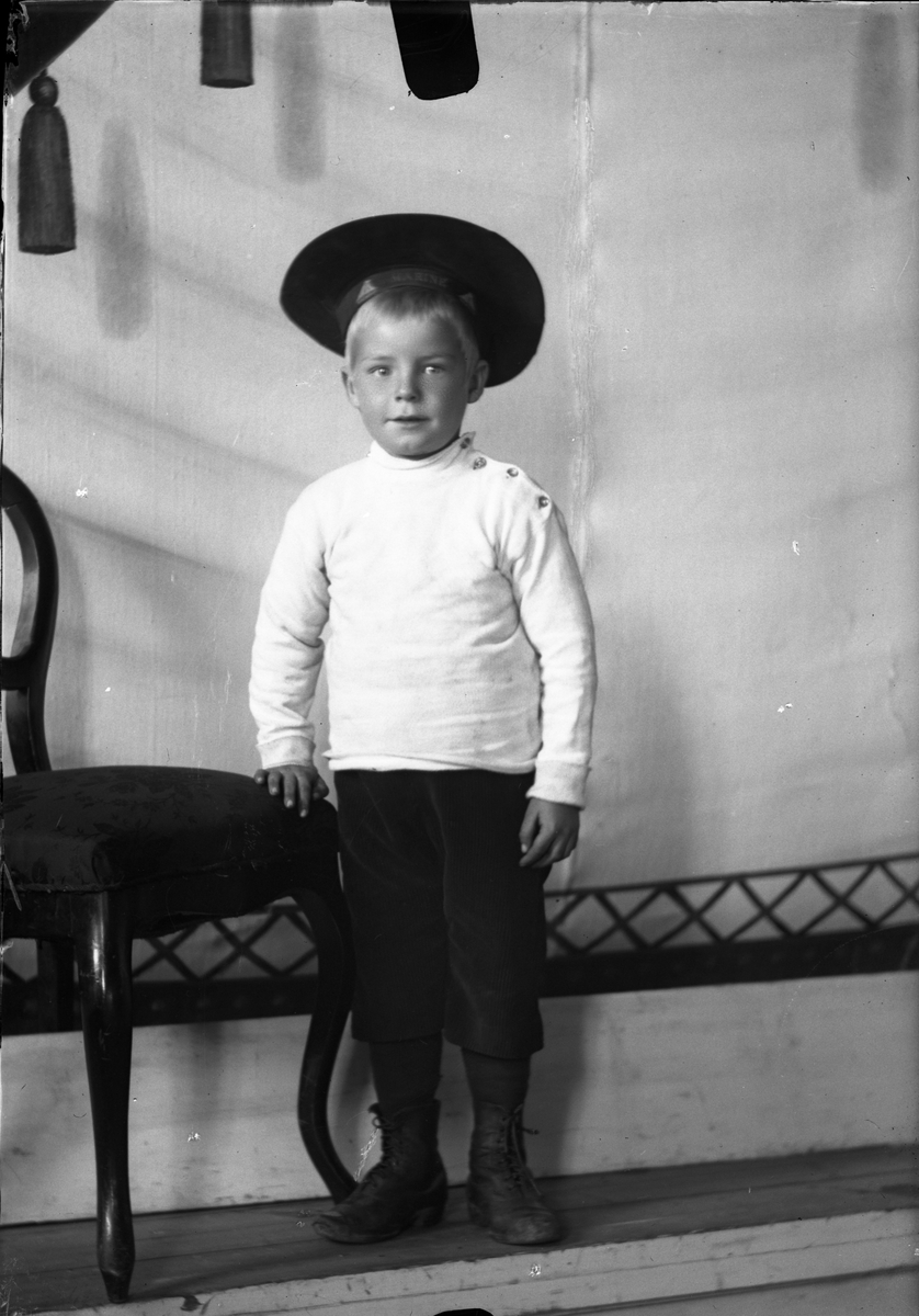 Oscar Holte, Portrett, person, klær,