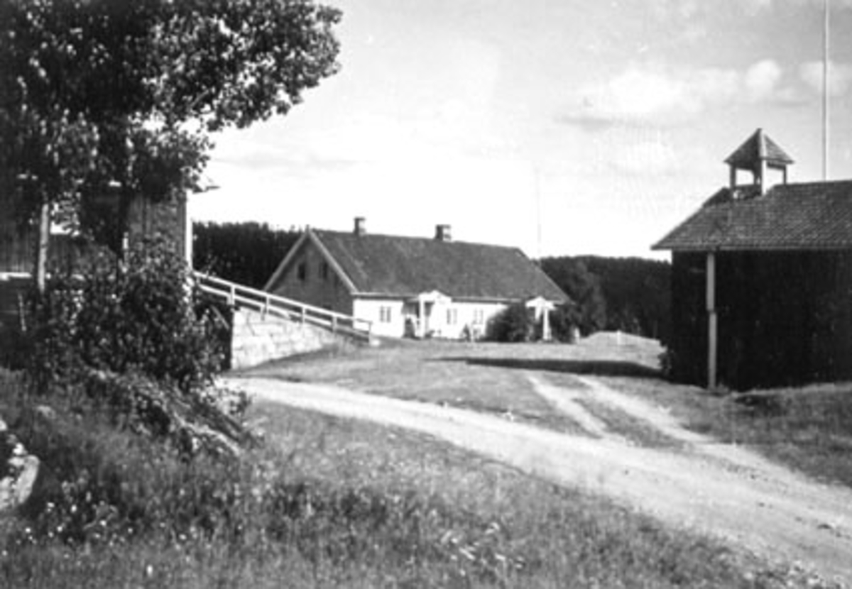 Anno Domkirkeodden, EKSTERIØR: GARDSBRUK, MALUNGEN GÅRD, VALLSET,