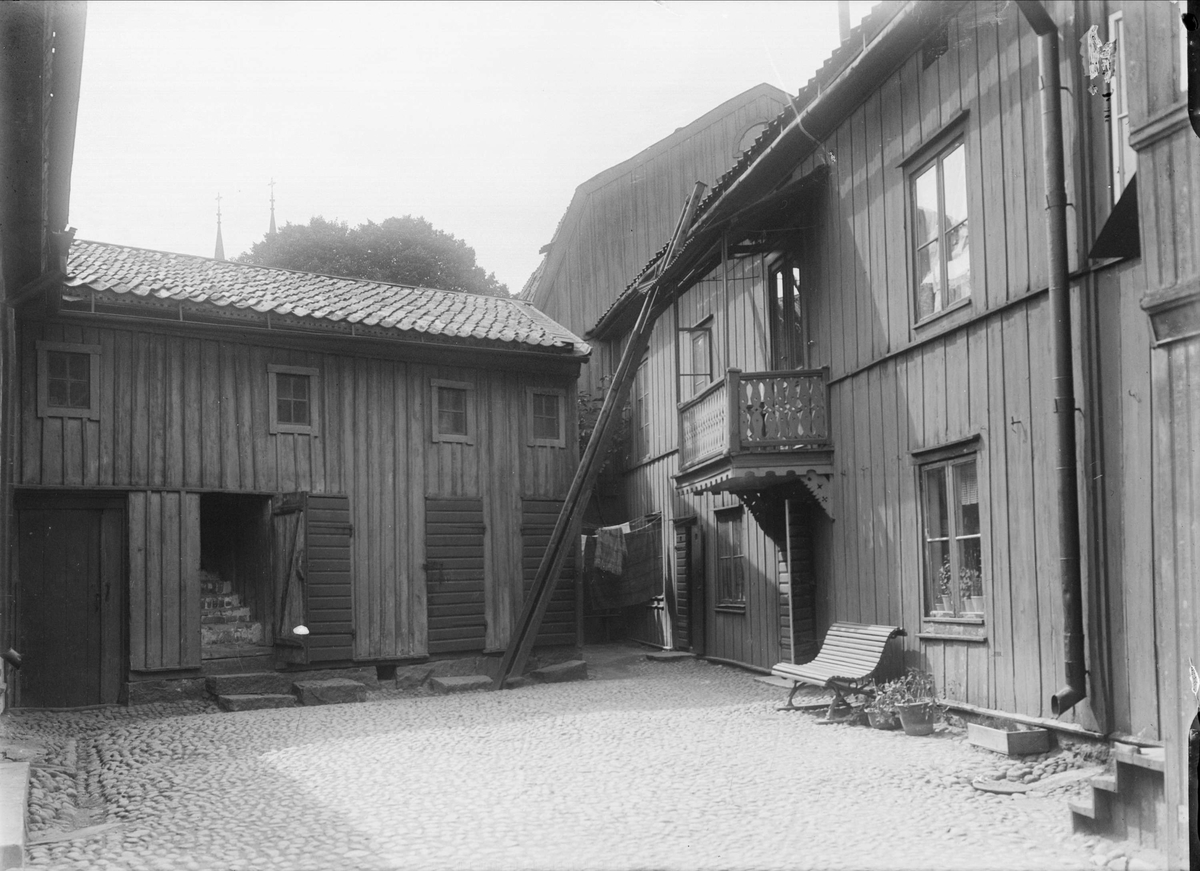 Alfred Dahlgren, Gårdsinteriör Klostergatan 11, kvarteret S:t Per, Dragarbrunn, Uppsala 1908