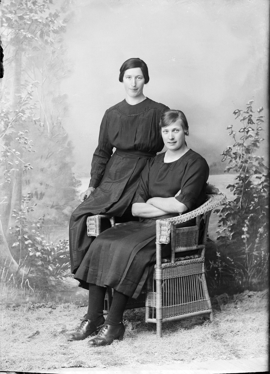 Skötsner-Edhlund, Ateljé portrait - two women from Harg parish, Uppland 1923