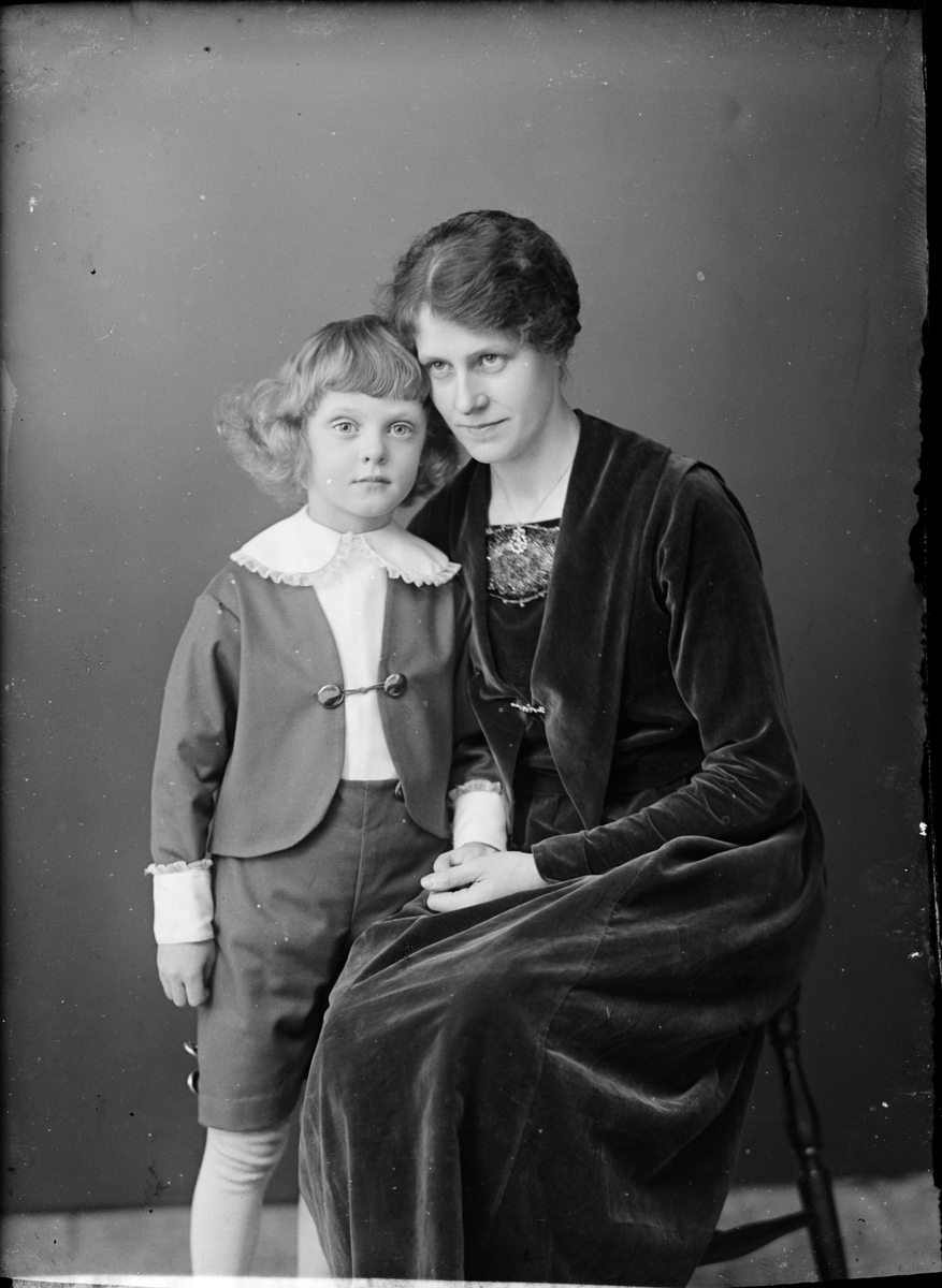 Skötsner-Edhlund, Åke Gustavsson with his mother from Harg, Uppland