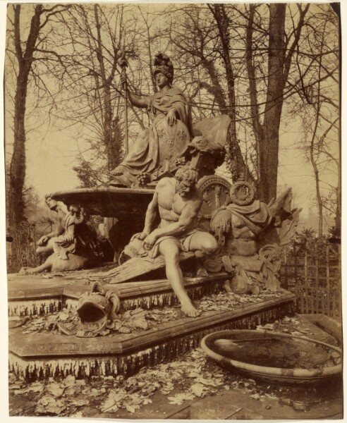 Eugène Atget, Versailles.  Bosquet de l'Arc de Triomphe. Groupe par Tuby. ("France Triumphant," by Jean-Baptiste Tuby, Versailles)