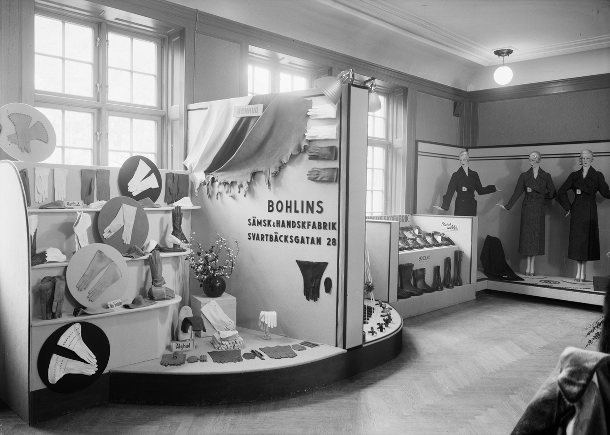 Paul Sandberg, AB J F Bohlins Sämsk- & Handskfabriks monter i beklädnadsavdelningen på Upsala Fabriks- och handtverksförenings utställning, en trappa upp, Nedre Slottsgatan 6