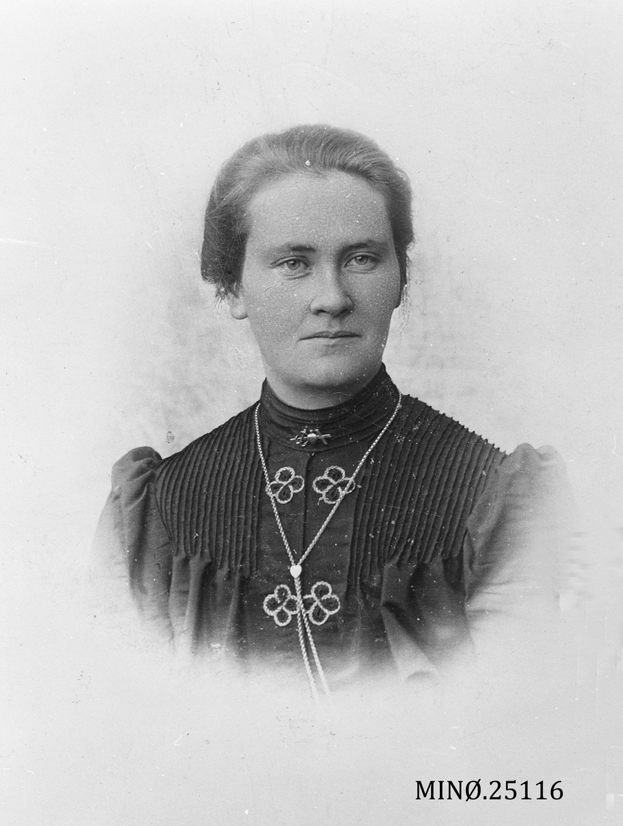 Henrik Augustinsson Stinessen, Portrett av kvinne - Kari Bakkhaug, født Strømsengrøsten 31.3.1881.