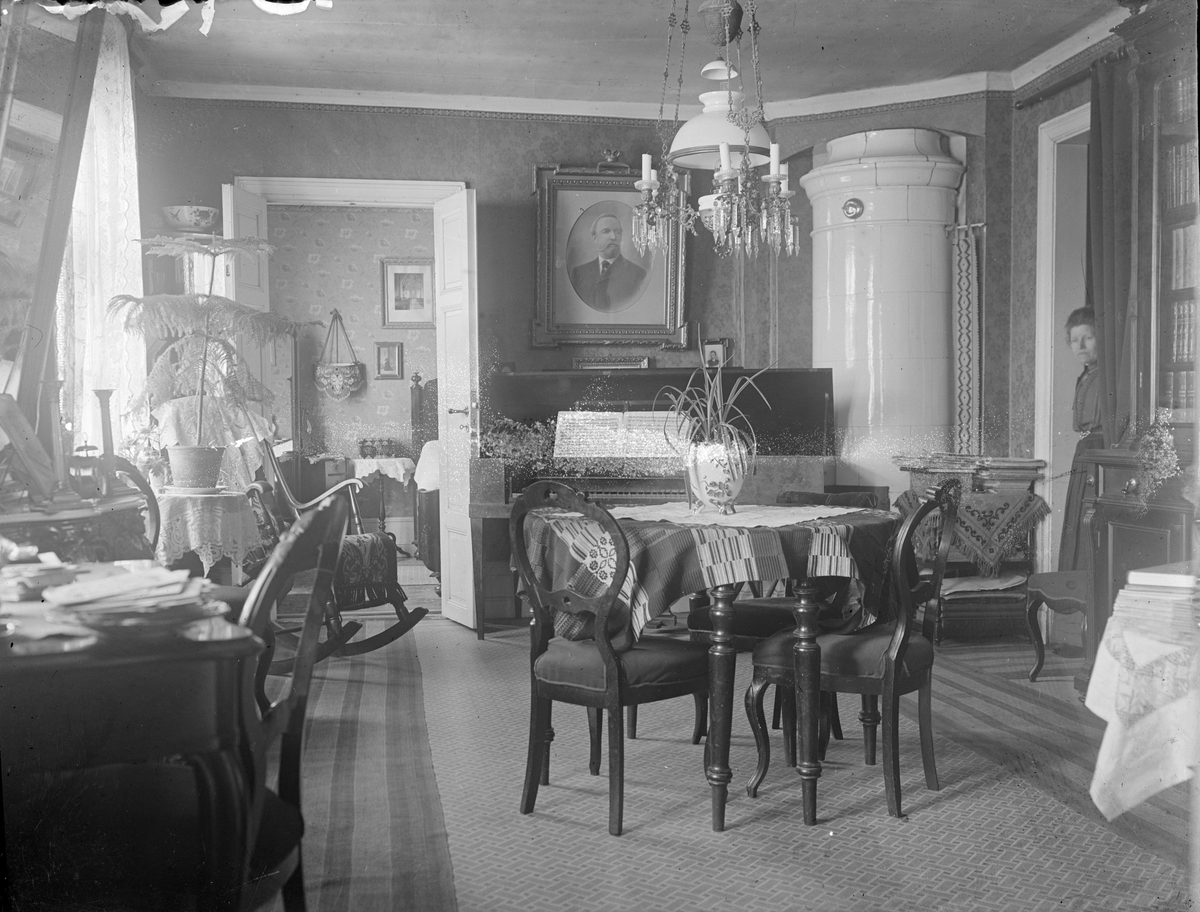 Henri Osti's Fotografiateliér, Salongen i Emma och Henri Ostis hem, Bredgränd 11, Uppsala efter 1895