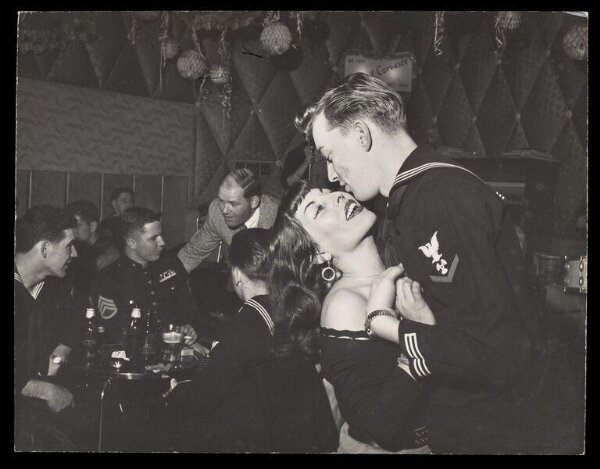 Hardy, Bert, Spearhead of Ike's move into the Med. / A-bombers on her deck
