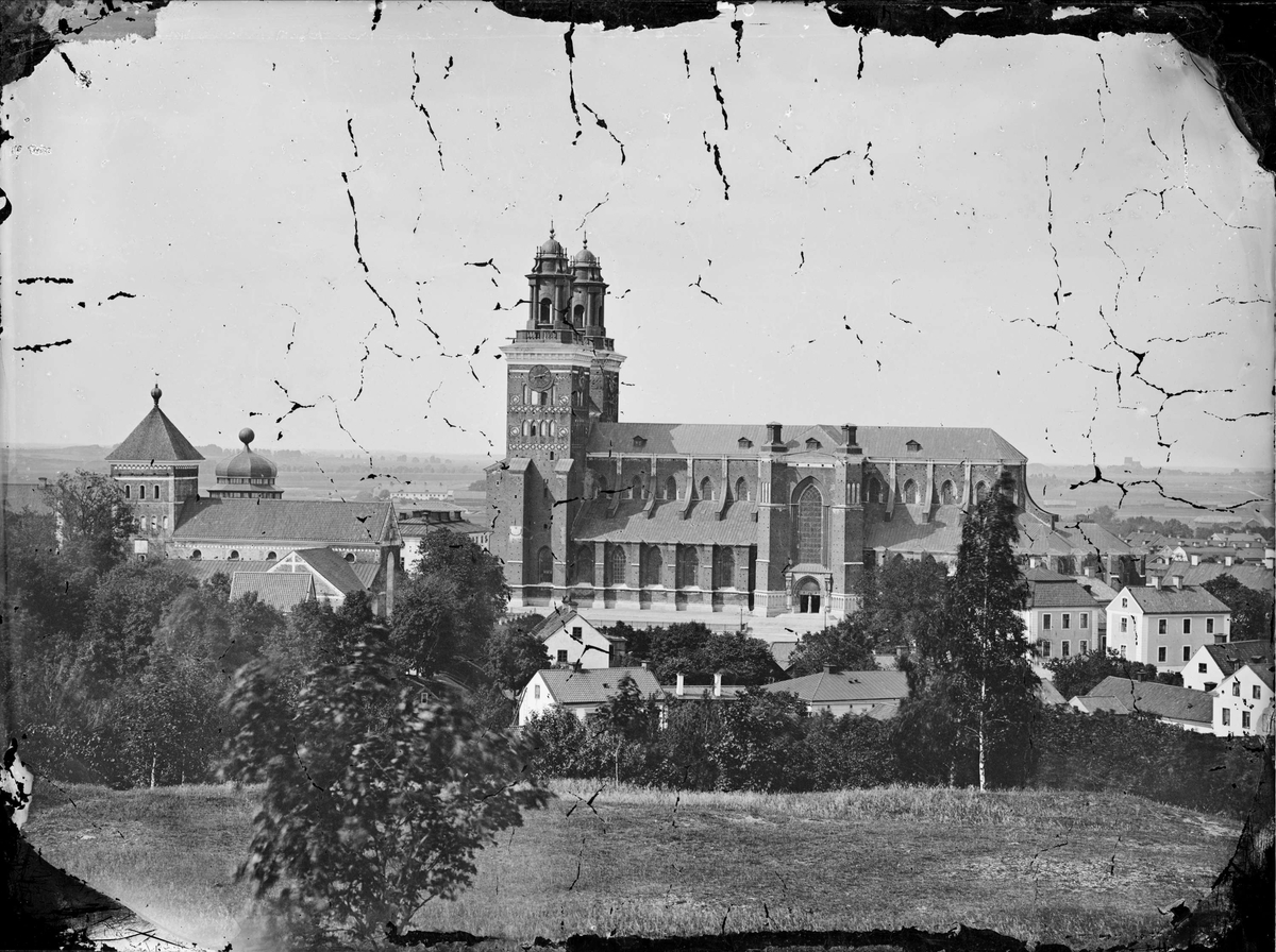 Henri Osti's Fotografiateliér, Uppsala domkyrka och Helga Trefaldighets kyrka från Slottsbacken, Uppsala, före 1885