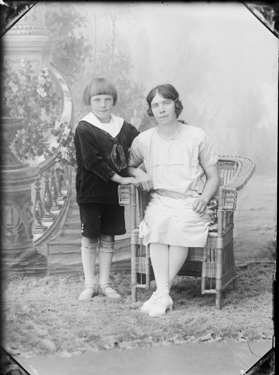 Skötsner-Edhlund, Ateljéporträtt - pojke och kvinna, Östhammar, Uppland