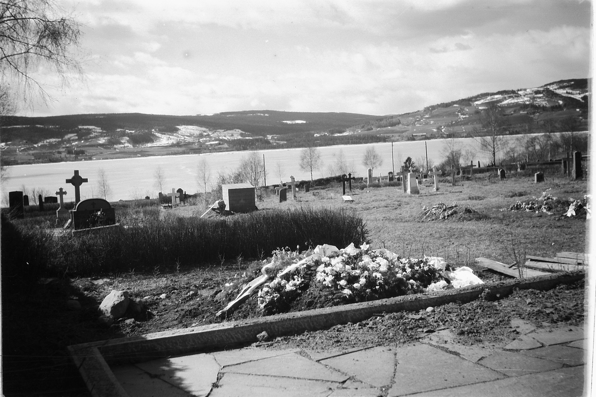Håkon Prestkværn, Dagny Prestkværns gravsted, Ringsaker kirke.