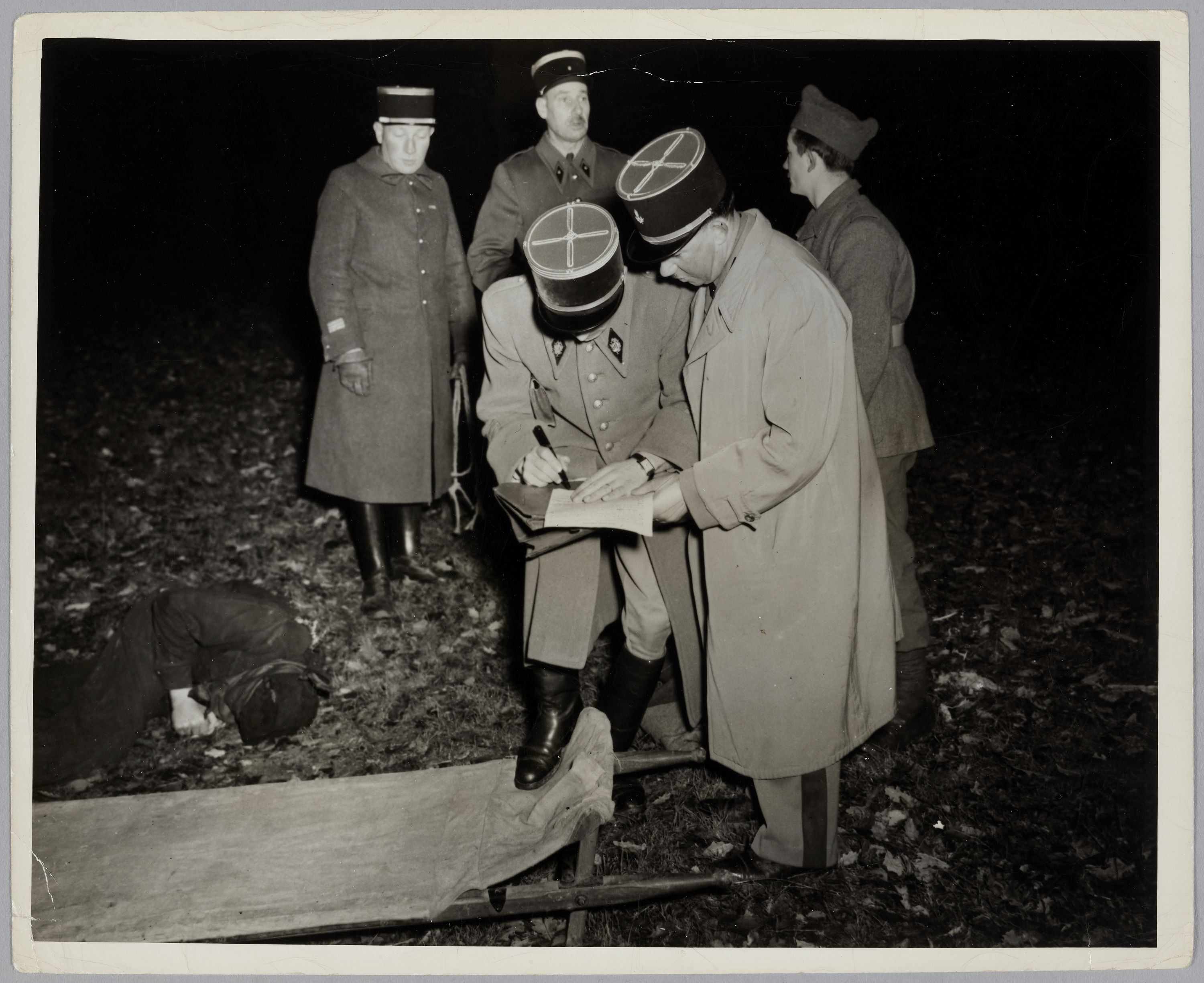 United States Army Signal Corps, Médecin capitaine et officier de la justice militaire établissant le certificat de décès d'un collaborateur exécuté (Stand de tir de Coëtlogon, Rennes?)