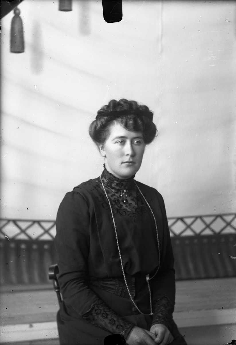 Oscar Holte, Portrett, person, klær,