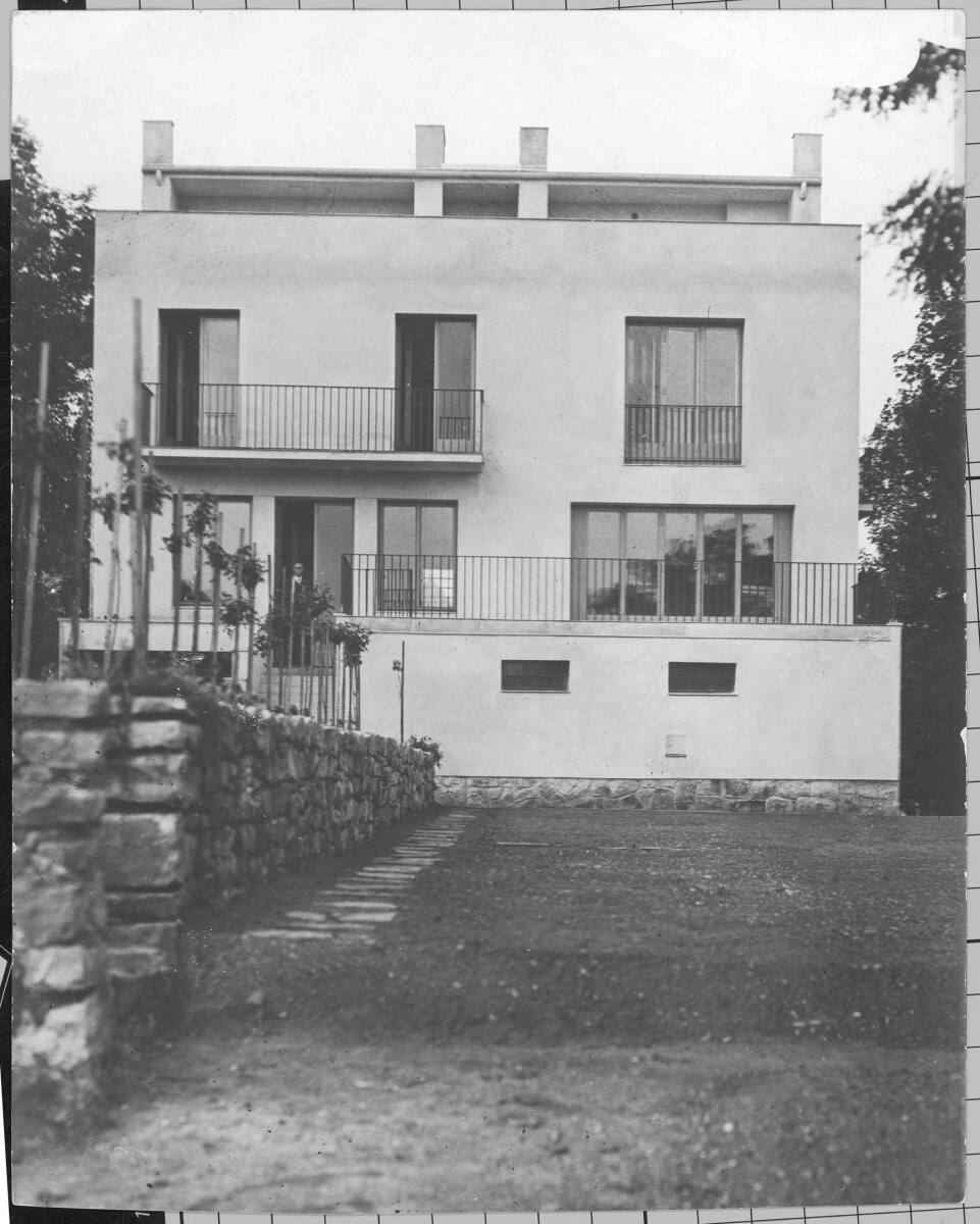 Anonym, Haus Hans und Anny Moller, Wien XVIII., Starkfriedgasse 19, Gartenseite (Loos in der Terrassentür stehend)
