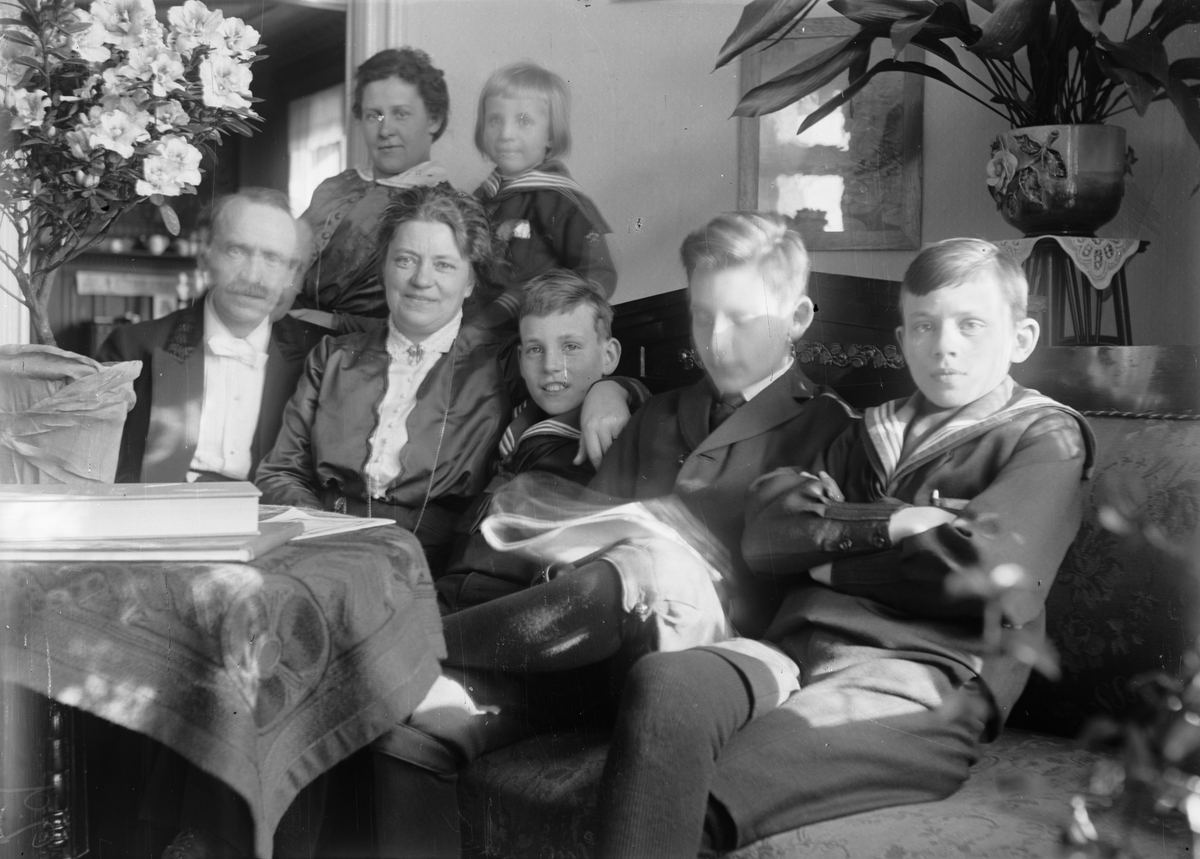 Okänd,, Christiane och Ruben Liljefors, med barnen Roland, Alf, Ingemar och Marit, och en kvinna, sittande i soffan i hemmet i Gävle cirka 1920-tal