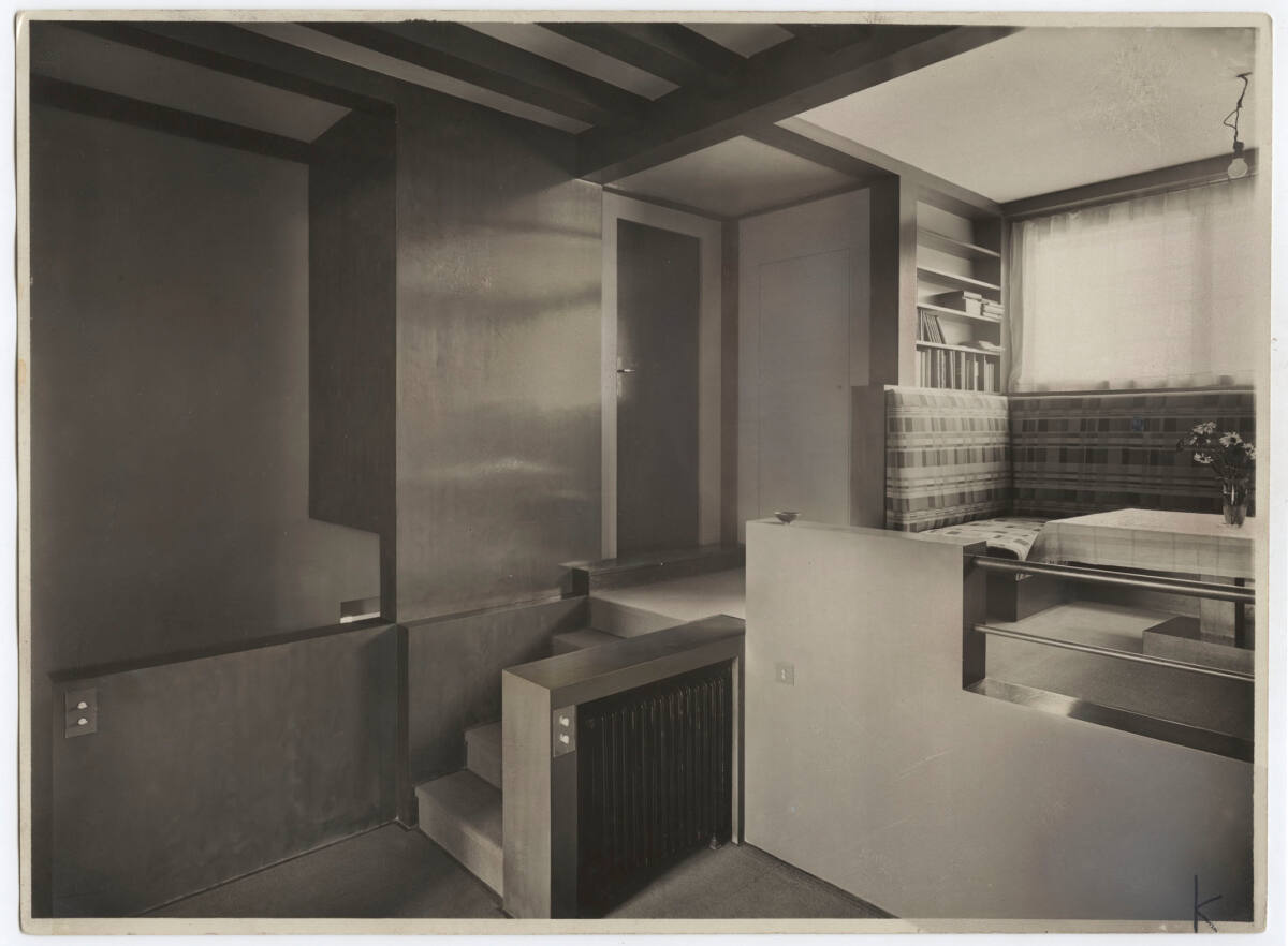 Anonym, Haus Hans und Anny Moller, Wien XVIII., Starkfriedgasse 19, Partie der Halle mit Aufgang zum Herrenzimmer