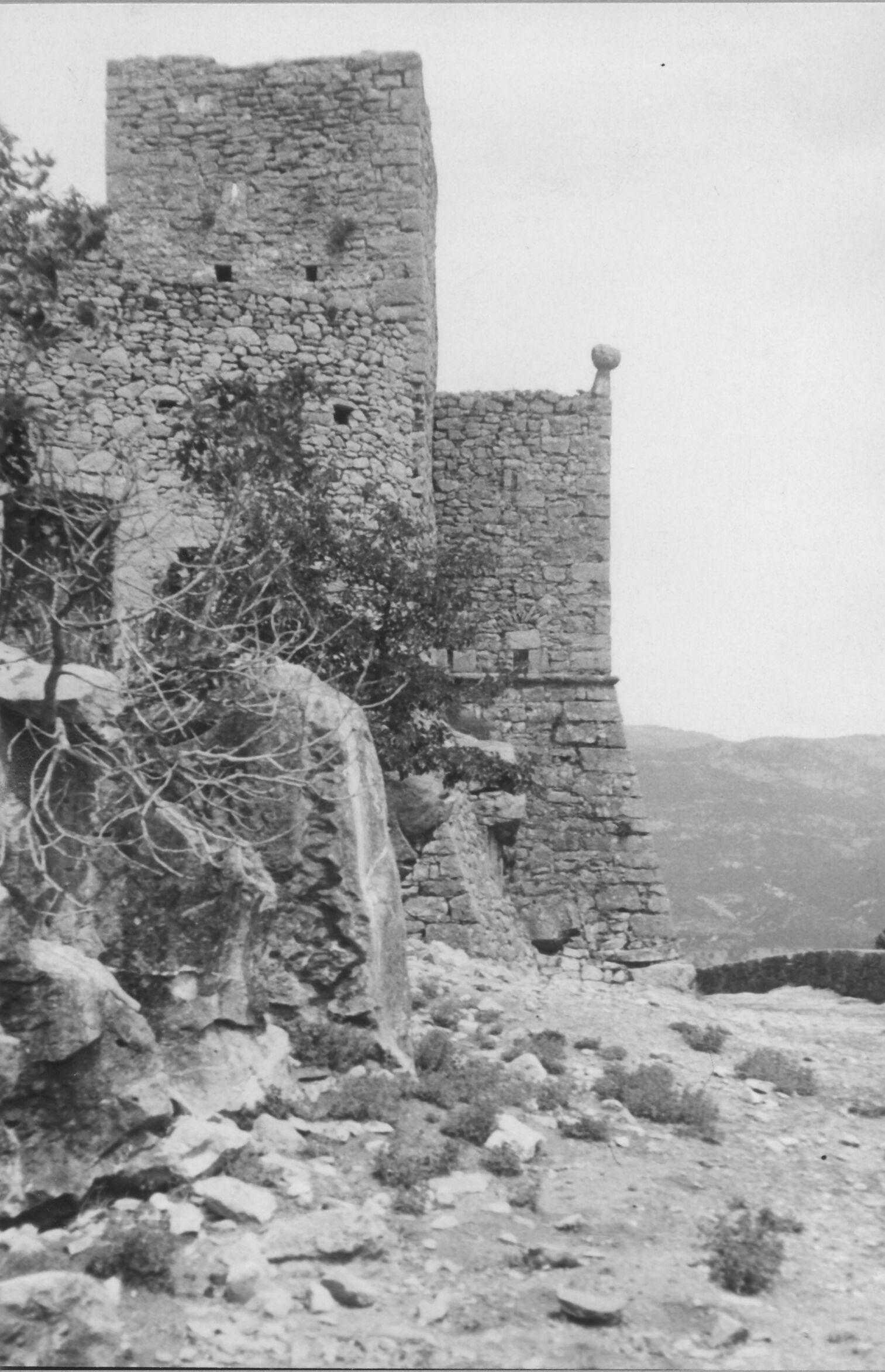 Branko Fučić, Boljun (Lupoglav), kaštel, vanjski obod, tip istarske fortifikacijske građe oko koje se izgradilo naselje
