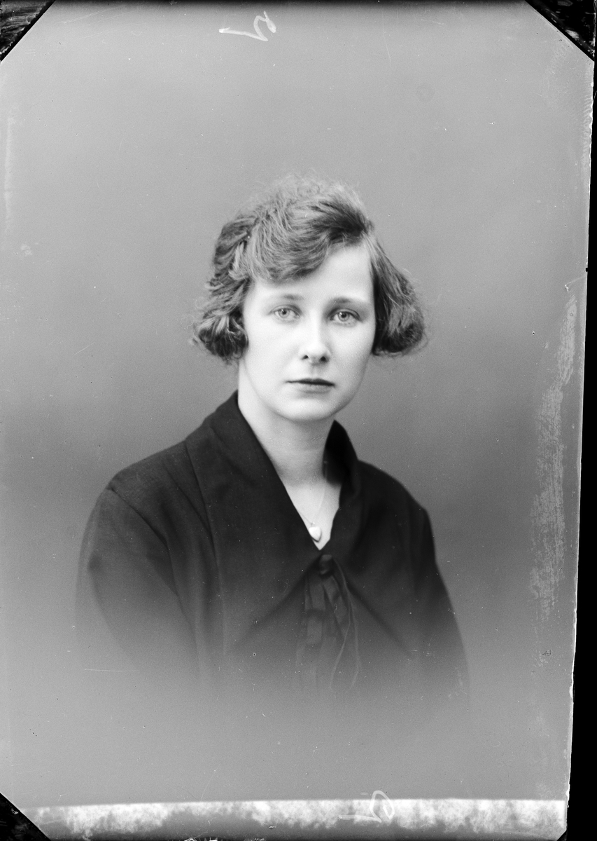 Skötsner-Edhlund, Ateljé Portrait - Hanna Forsberg from Stor-Rånsen, Forsmark parish, Uppland 1926