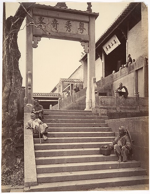 John Thomson, Beggars at the Gate of a Temple, Canton