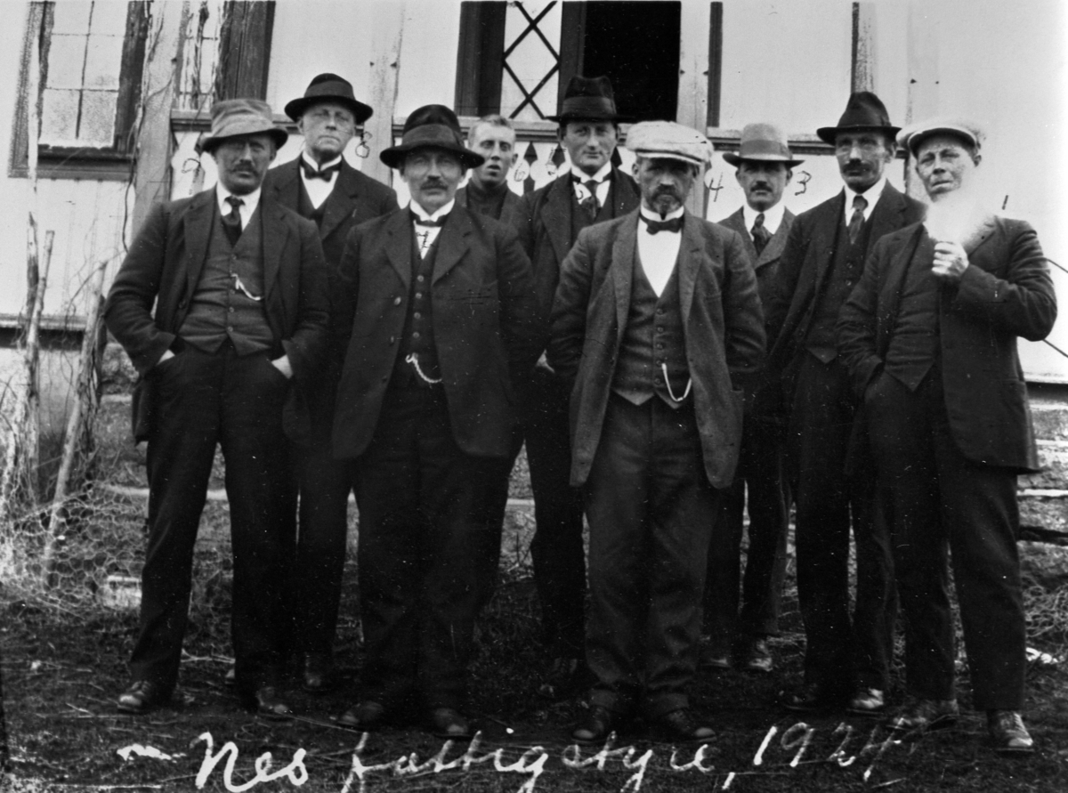 Anno Domkirkeodden, Nes Fattigstyre i 1924. Fra venstre er Nils Kaulum, Harald Hoelstad, Johan Huuse, Jens Mengshoel, Johan Skjerven, Andreas Børke, B. Larsen, Leonard Maurud.