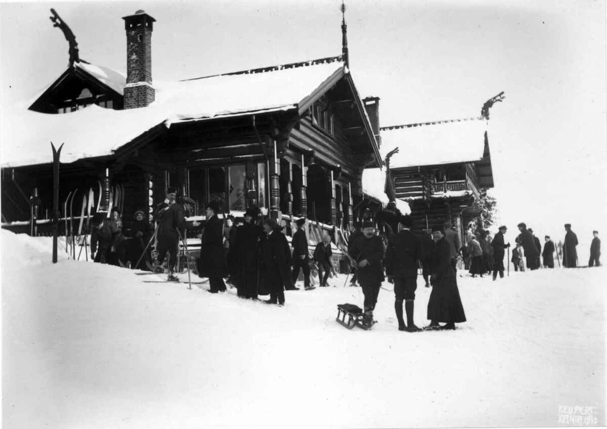 Hermann Christian Neupert, Frognerseteren, Oslo. 1908-1910. Vintermotiv. Skiløpere og akende.