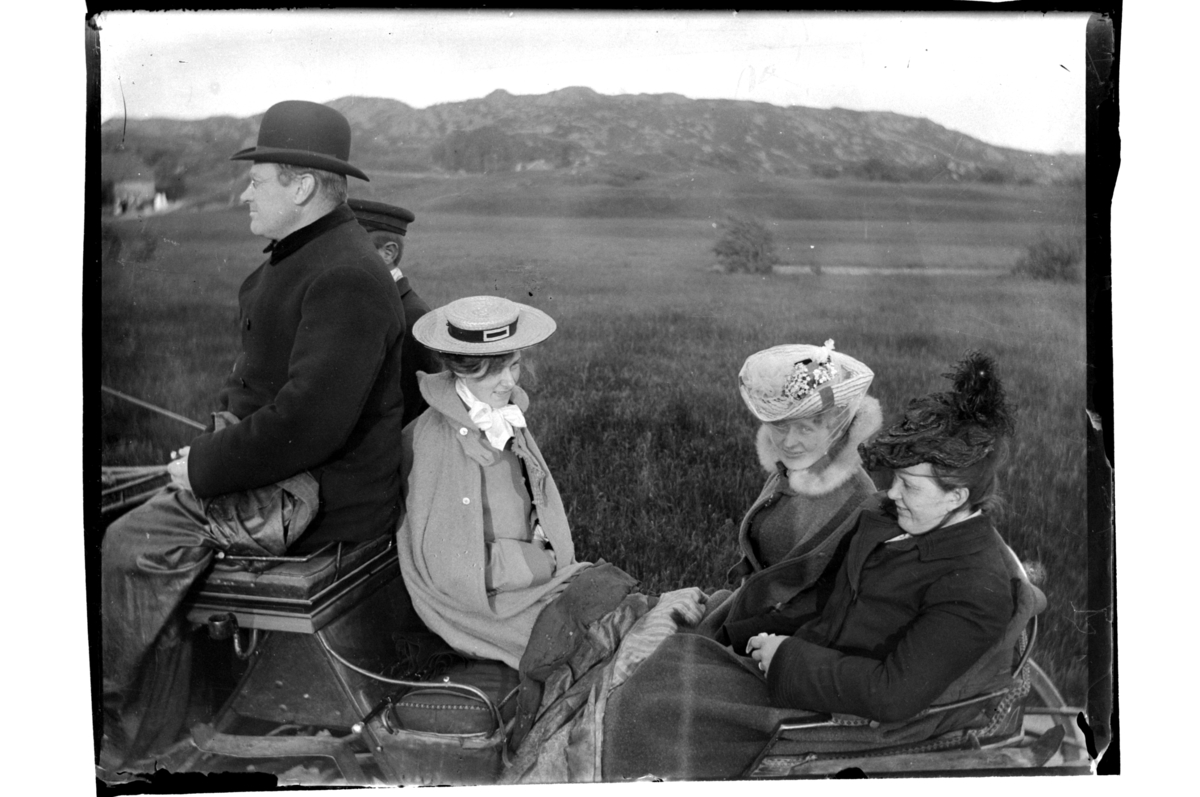 Rolf Sr. Sundt, Tre kvinner i hestekjøretøy med kusk og hjelpegutt. I baksetet svigerinnene Mabel og Sigrid Sundt? Antagelig fotografert 1902.