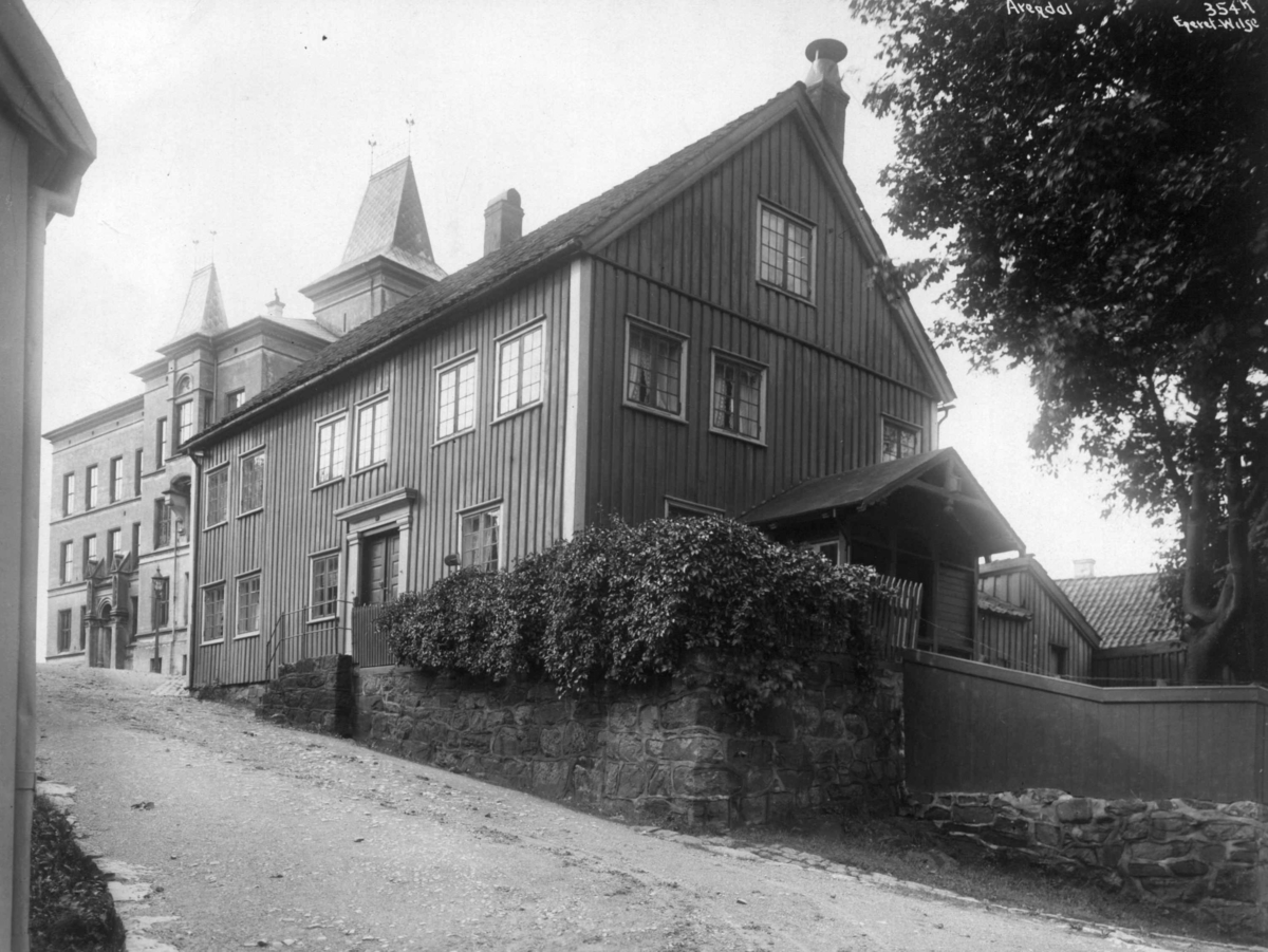 Anders Beer Wilse, Tyholmen, Arendal, bakken opp mot Arendal Gymnas.