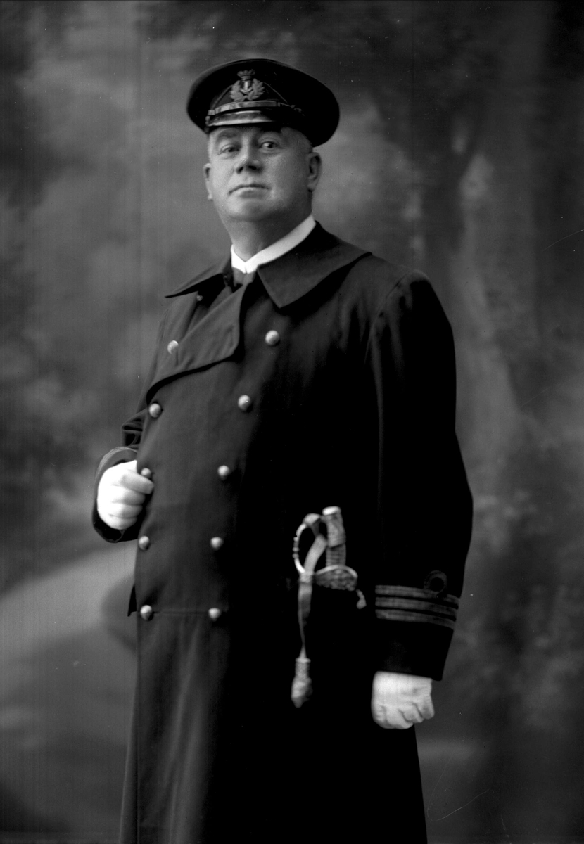 Gustav Borgen, Portrett, kommandør Lund i uniform som kapteinløytnant, marineuniform