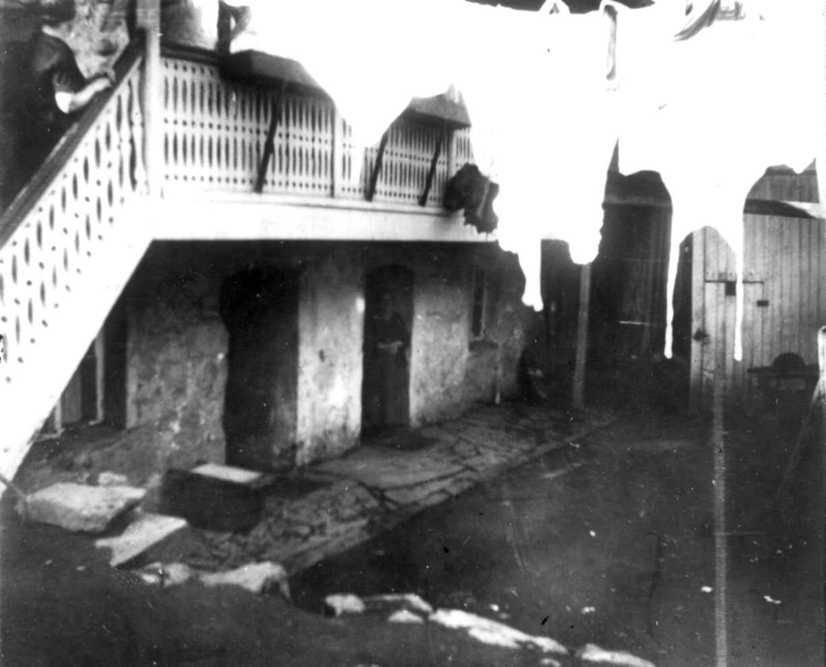 Nanna Broch, Gårdsrom, trebebyggelse, Oslo. Klesvask på snor. Fra boliginspektør Nanna Brochs boligundersøkelser i Oslo 1920-årene.